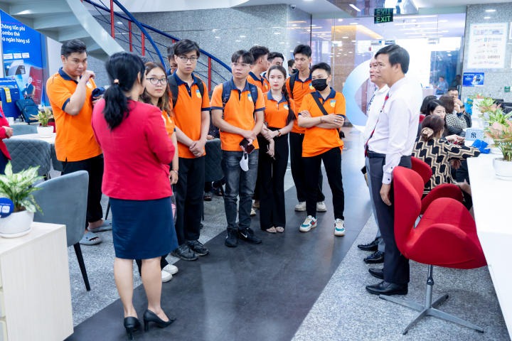 [Video] Sinh viên Khoa Luật HUTECH gặp gỡ chuyên gia, tìm hiểu cơ hội nghề nghiệp tại Ngân hàng Bản Việt 72