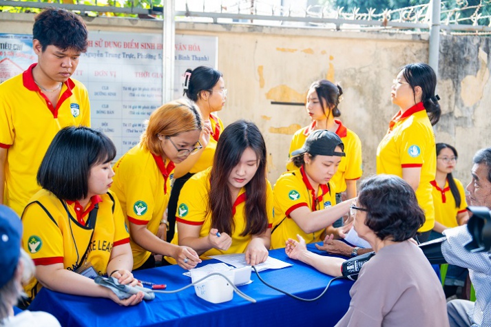 [Video] Học thuật, ngoại khóa sôi nổi tại HUTECH, tân sinh viên chỉ có mê 121