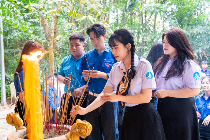Sinh viên Khoa Marketing - Kinh doanh quốc tế dâng hương tri ân tại Khu căn cứ Huyện ủy Tòa Thánh 51