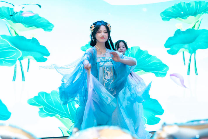 Sôi động, đa sắc màu: Tân sinh viên Khoa Trung Quốc học “cháy” hết mình tại Đêm nhạc hội chào năm học mới 26