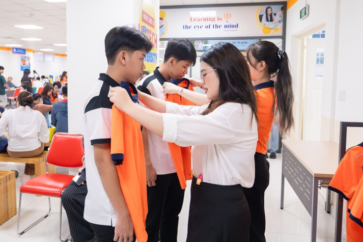 Tiếp bước anh trai, cặp anh em sinh đôi nhập học tại HUTECH 21