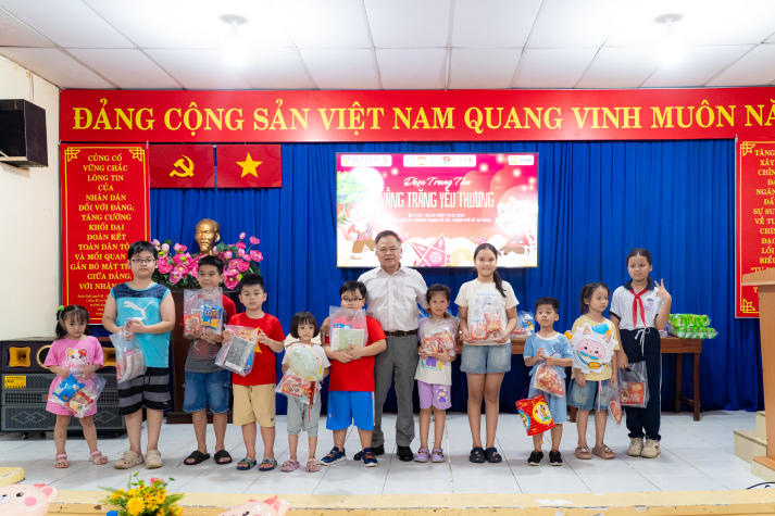 Thắp đèn Trung thu, trao yêu thương đến thiếu nhi Thạnh Mỹ Tây cùng sinh viên Khoa Nhật Bản học 83