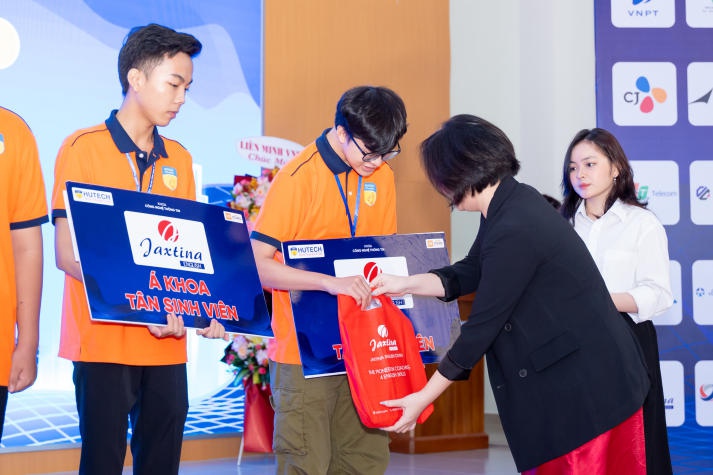 Tân sinh viên Khoa Công nghệ thông tin nắm bắt chiến lược học tập hiệu quả từ chuyên gia 76