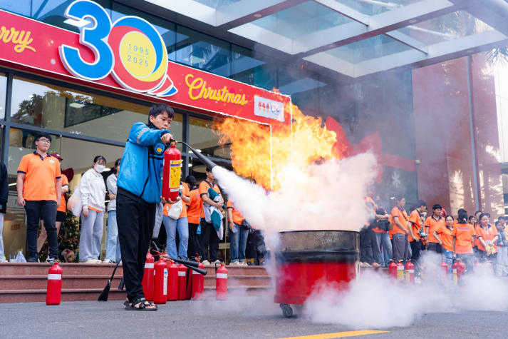 Trang bị kỹ năng ứng phó với hỏa hoạn: HUTECH tổ chức diễn tập PCCC & CNCH tại Thu Duc Campus 93