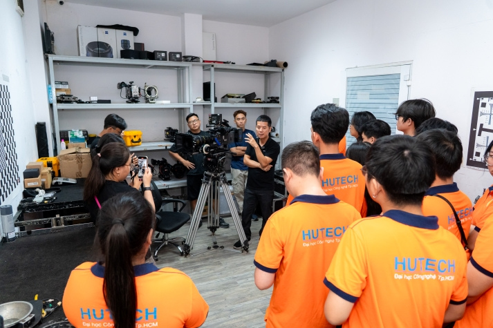 Sinh viên Công nghệ điện ảnh, truyền hình tìm hiểu quy trình sản xuất phim tại HKFilm Studio 18