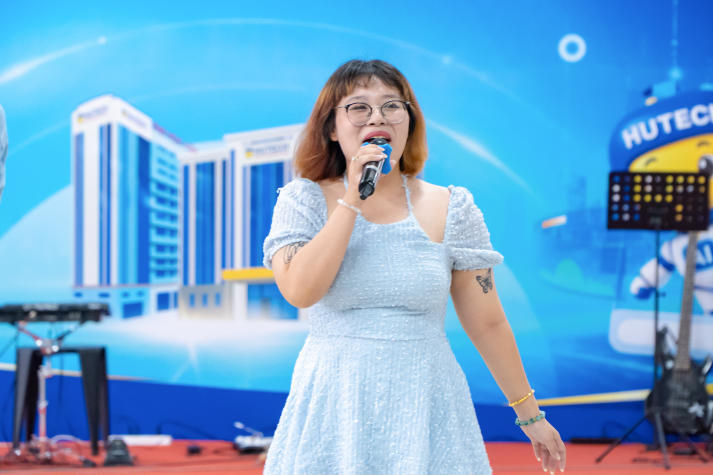 [Video] HUTECH-ers “bật mood” năm học mới cùng chuỗi văn nghệ sân trường 123