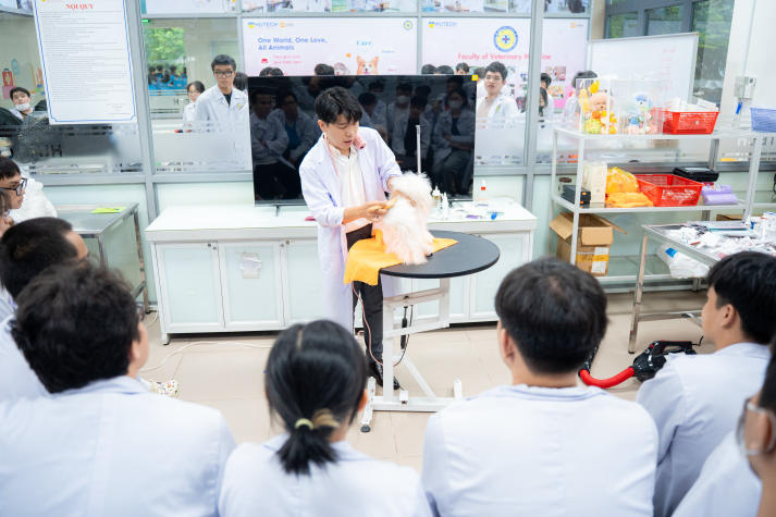 HUTECH and Adelaide University discuss cooperation in Veterinary Science and Engineering 75