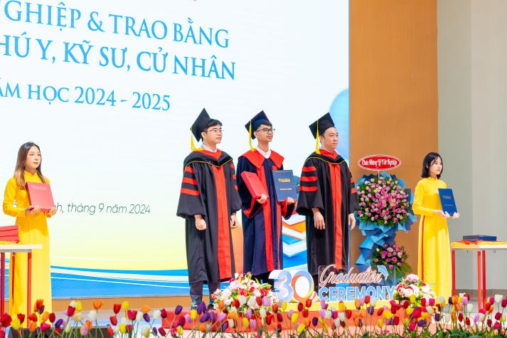 Tân Bác sĩ thú y, Kỹ sư, Cử nhân HUTECH tri ân “Người thắp sáng ước mơ” tại Lễ Trao bằng tốt nghiệp 99