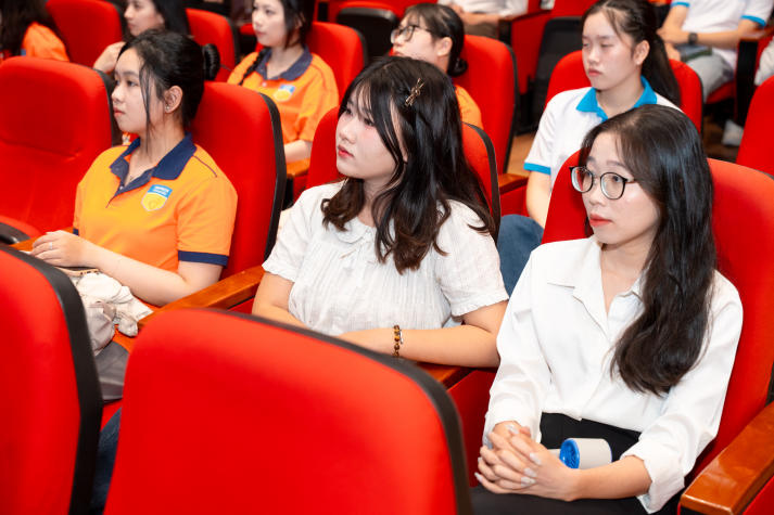 Khoa Dược HUTECH tổng kết phong trào sinh viên và tiếp lửa hành trình năm học mới 21