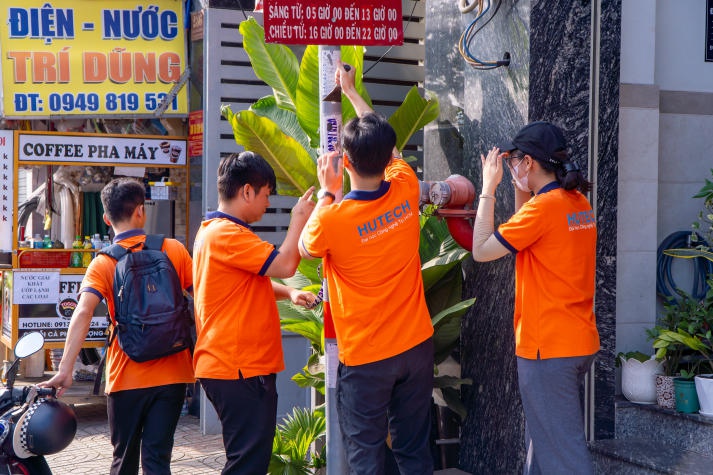 Đoàn Thanh niên HUTECH tổ chức hoạt động tình nguyện xoá gỡ quảng cáo tín dụng đen, trái quy định 42