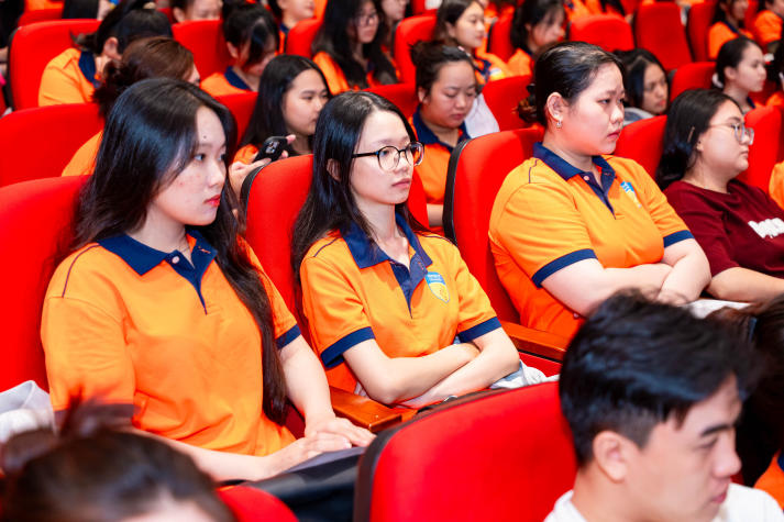Sinh viên Khoa Tài chính - Thương mại khám phá AI trong đầu tư hiện đại cùng chuyên gia Vietcombank 35
