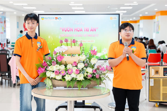 [Ảnh] Khoảnh khắc đẹp tại cuộc thi cắm hoa 20/11: Sinh viên HUTECH gửi trọn yêu thương đến các nhà giáo 50
