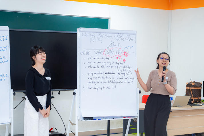 Sử dụng ngôn ngữ trong giao tiếp: Chìa khóa để thấu hiểu và hỗ trợ sinh viên HUTECH 90