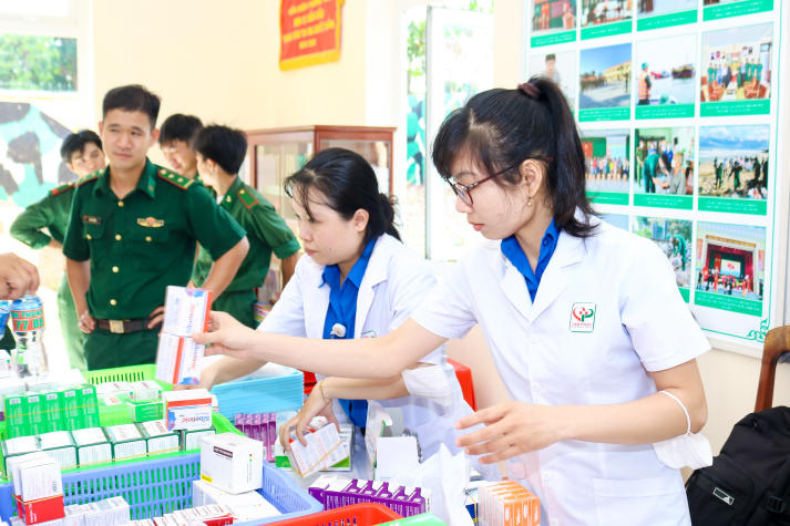 Tuổi trẻ Khoa Khoa học Xã hội và Quan hệ Công chúng tổ chức khám bệnh miễn phí cho hơn 200 người dân tại TP. Phan Thiết 59