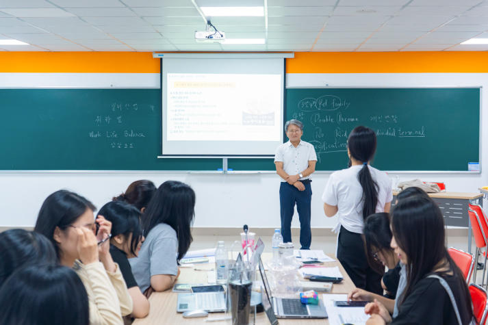 Hàn Quốc trong xã hội toàn cầu: Bài học từ thực tiễn cho sinh viên Khoa Hàn Quốc học 67