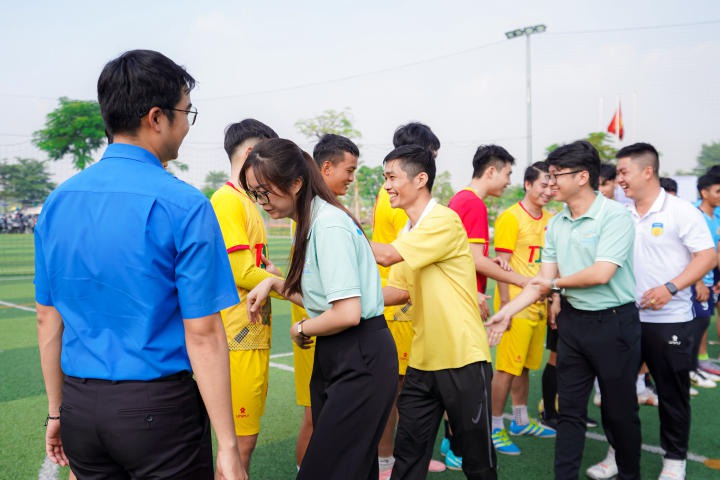 [Video] Sinh viên Việt Nam - Lào - Campuchia sôi nổi giao hữu bóng đá tại Hitech Park Campus của HUTECH 197