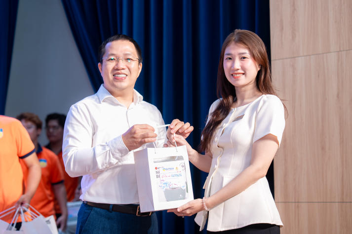 [Video] HUTECH trao gửi yêu thương, chăm sóc sức khỏe nữ CB-GV-NV dịp 20/10 136