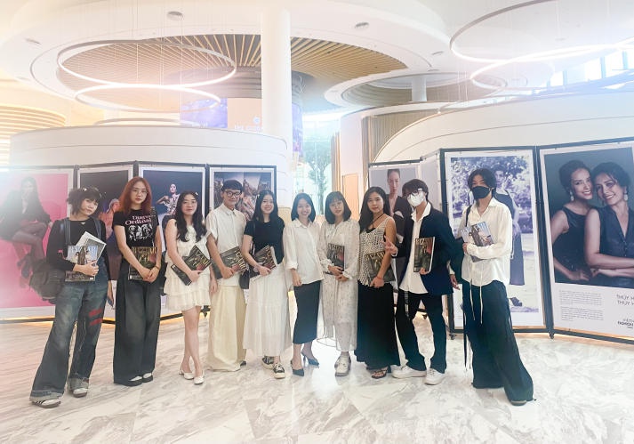 Dự triển lãm Vietnam’s Fashion Journey 2000-2023, sinh viên Thiết kế thời trang chiêm ngưỡng loạt “tạo tác” của các NTK đình đám 5