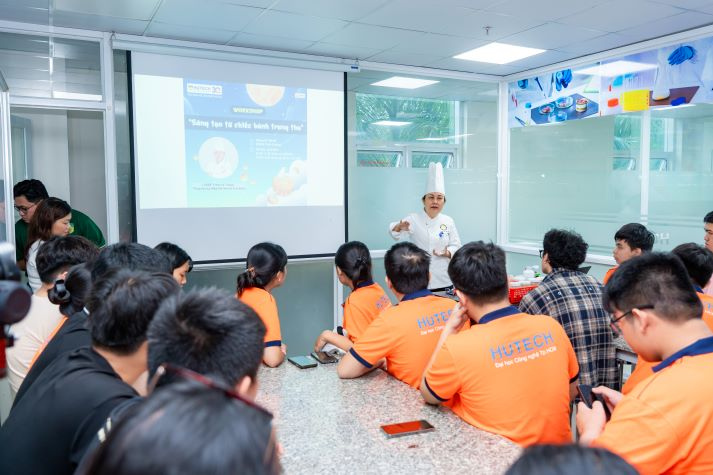 [Video] “Xắn tay áo” vào bếp cùng sinh viên Viện Khoa học Ứng dụng trổ tài làm bánh Trung thu 38