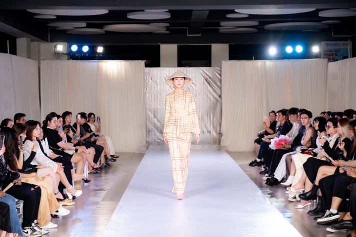 [Video] Sinh viên Thiết kế thời trang HUTECH “trình làng” loạt đồ án tốt nghiệp với nhiều ý tưởng độc đáo 283