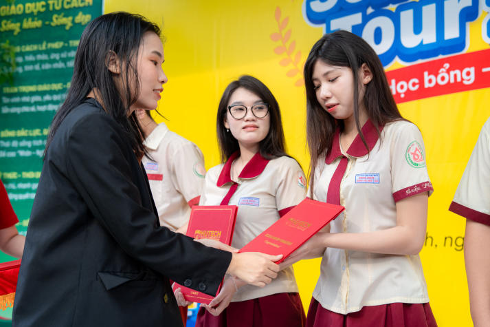 [Video] HUTECH Scholarship Tour 2026 tiếp sức học sinh THCS-THPT Hoa Sen (cơ sở 1) với 18 suất học bổng giá trị 22