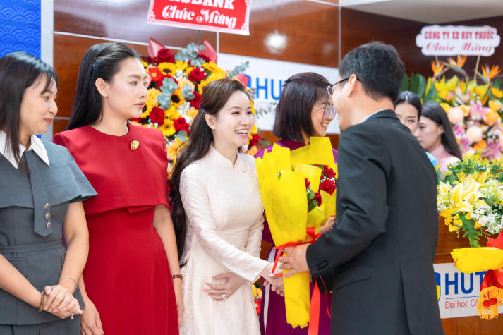[Video] HUTECH Business Connect: Bàn chiến lược phát triển doanh nghiệp bền vững, phát động học bổng tiếp sức sinh viên 86