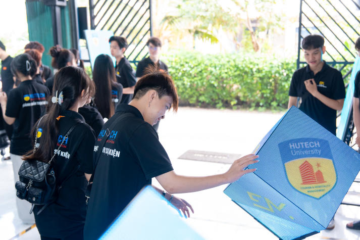 Sinh viên Quản trị sự kiện “đột nhập” hậu trường sản xuất tại Công ty TNHH TM&DV V-94 69