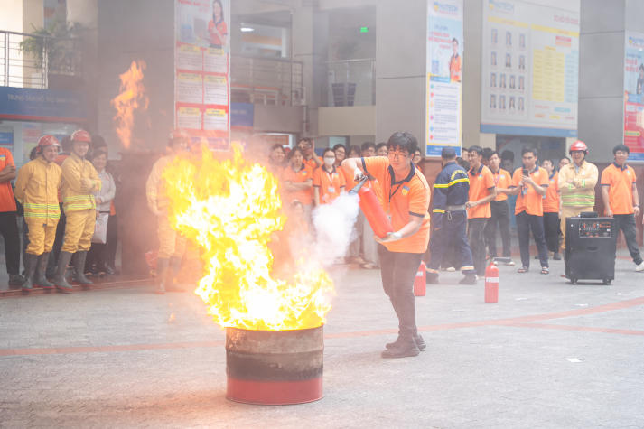 Diễn tập PCCC & CNCH, HUTECH chủ động bảo đảm an toàn học đường 65