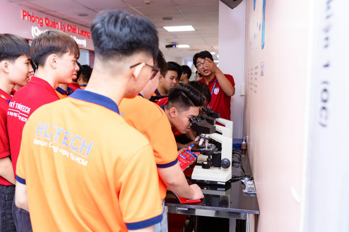 Sinh viên Viện Kỹ thuật tiếp cận quy trình sản xuất và công nghệ vi sinh tại Nhà máy Yakult Việt Nam 55