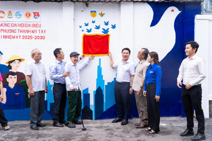 Mùa hè xanh HUTECH 2025: Gặp gỡ gia đình có công với cách mạng và xây dựng không gian sống an toàn - sạch - đẹp 33