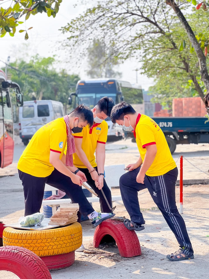 Sinh viên Khoa Luật HUTECH mang yêu thương, sức trẻ giúp đỡ các hoàn cảnh khó khăn tại huyện Nhà Bè 91