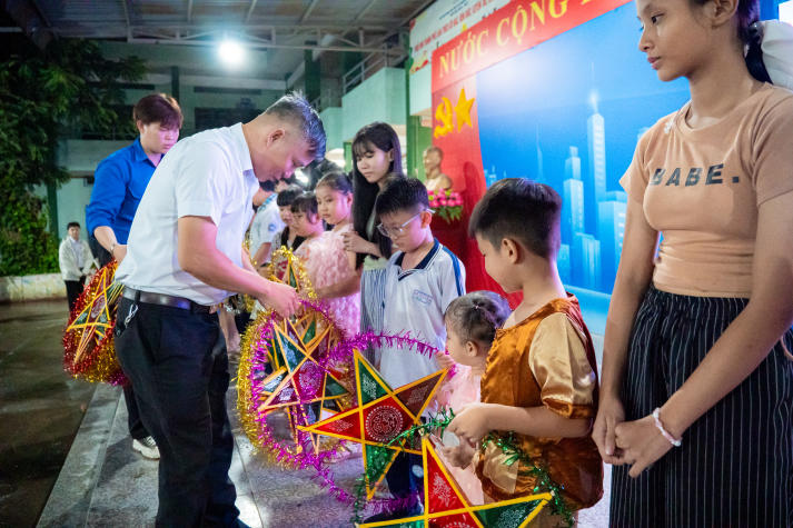 “Trăng trao yêu thương” của Khoa QTDL-NH-KS gửi 200 phần quà, thắp sáng niềm vui tuổi thơ 82