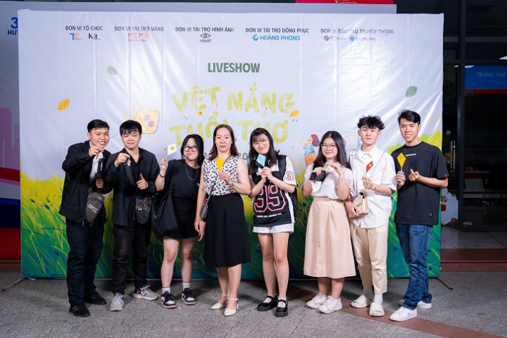 Ngược dòng ký ức, trở về tuổi thơ với liveshow của sinh viên Truyền thông đa phương tiện 64