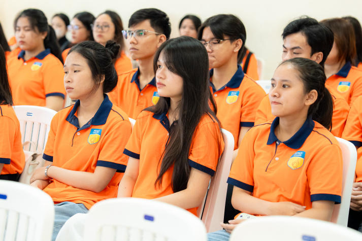 Sinh viên Quan hệ công chúng “bước vào hậu trường” sản xuất chương trình truyền hình trực tiếp tại HTV 24