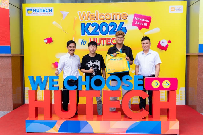 Tân sinh viên vượt ngàn cây số đến HUTECH nhập học 98