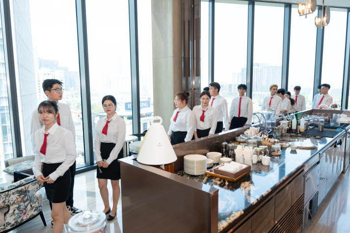 [Video] Không gian 5 sao trở thành lớp học: Sinh viên Quản trị khách sạn trải nghiệm tại Hilton Saigon và Renaissance Saigon 61