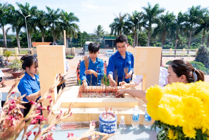 “Tết sẻ chia, Tết về nguồn” - Hành trình yêu thương và tri ân từ sinh viên Marketing - Kinh doanh quốc tế 108