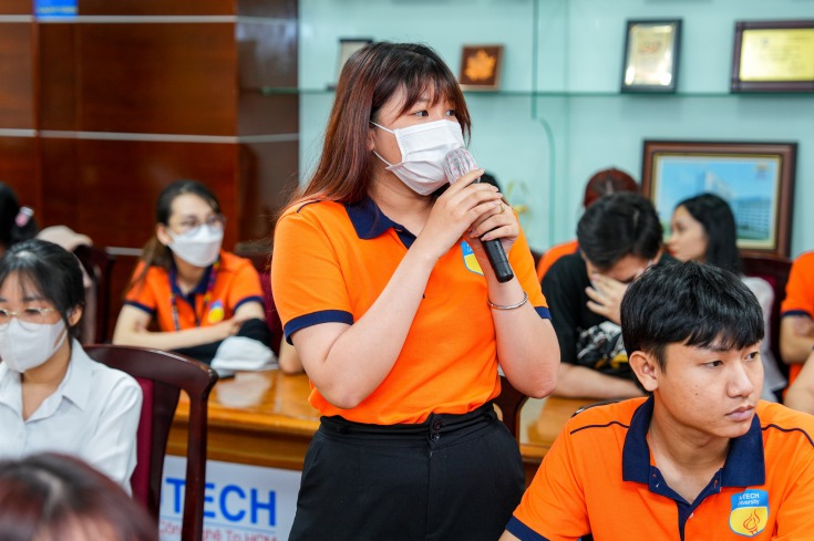 Các bạn sinh viên HUTECH chăm chú lắng nghe và trao đổi với diễn giả chương trình HUTECH 2