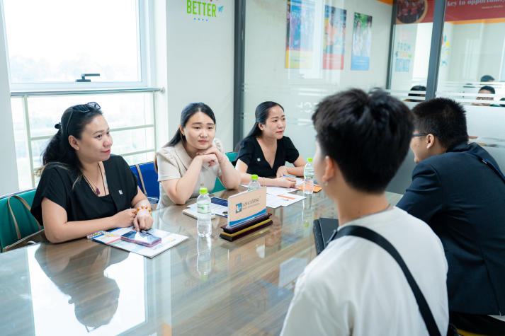 Doanh nghiệp phỏng vấn tuyển dụng trực tiếp: Sinh viên Xây dựng - Kiến trúc - Nội thất nắm bắt cơ hội việc làm ngay từ giảng đường 23