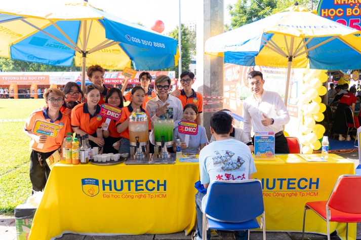 [Video] Nhiều thí sinh “chốt chọn” Nguyện vọng 1 vào HUTECH tại Ngày hội lựa chọn nguyện vọng xét tuyển 2025 77