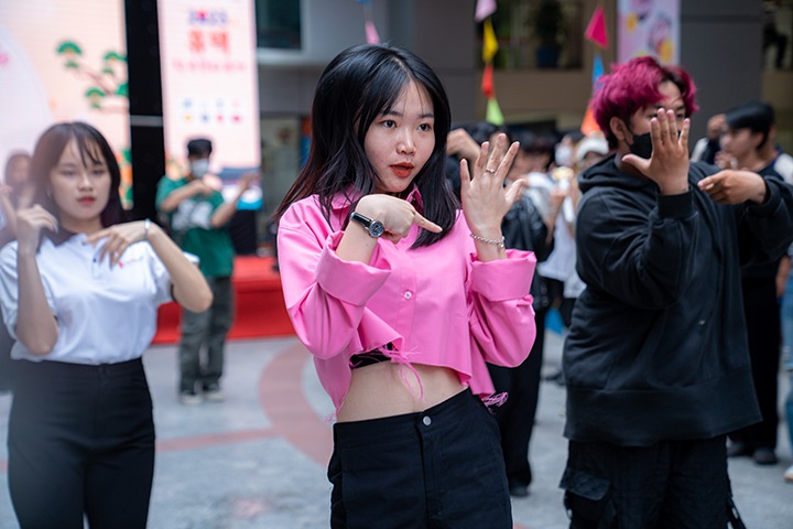 Sinh viên rủ nhau “vi vu” xứ sở kim chi ngay tại HUTECH trong Lễ hội Văn hóa Hàn Quốc 2023 122