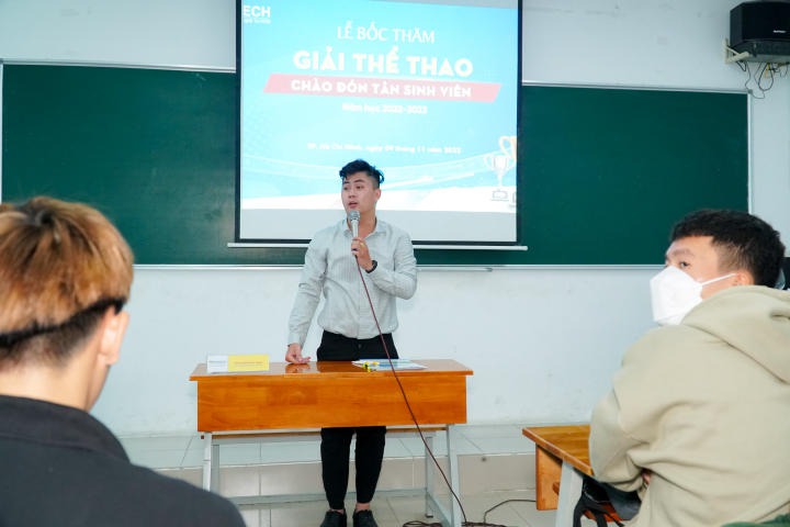 Các bạn sinh viên hào hứng nghe quy chế cuộc thi HUTECH 1