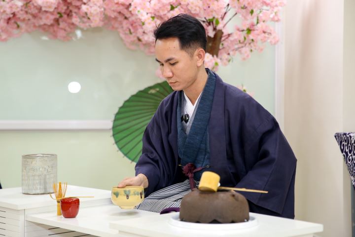 [Video] Nghệ nhân Trần Quang Châu hướng dẫn sinh viên HUTECH trải nghiệm nghệ thuật trà đạo 29