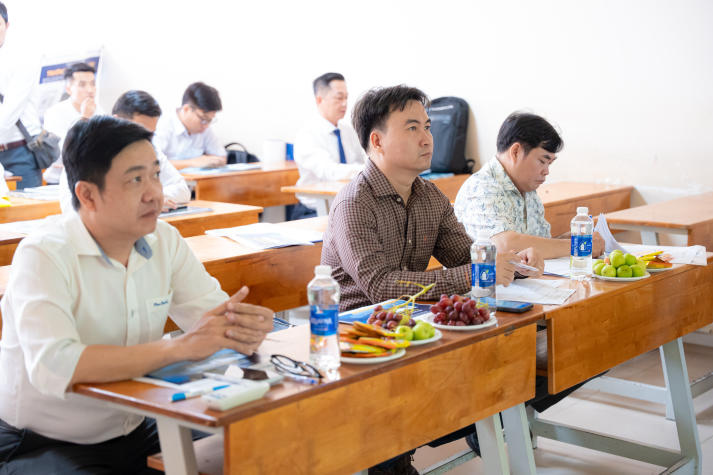 Học viên ngành Quản lý xây dựng chương trình đào tạo từ xa thể hiện bản lĩnh tại buổi bảo vệ đồ án tốt nghiệp 79