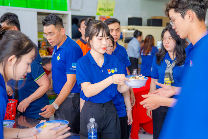 Chiến sĩ Mùa hè xanh HUTECH vun đắp lòng biết ơn, gìn giữ truyền thống dân tộc hướng về Ngày Thương binh - Liệt sĩ 166