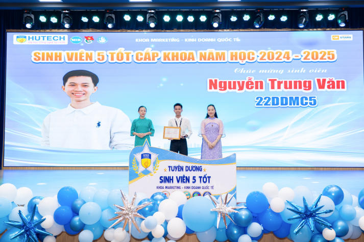 Nhiều kỳ vọng từ Hội nghị tổng kết và phát động phong trào sinh viên năm học 2025-2026 của Khoa Marketing - Kinh doanh quốc tế 66