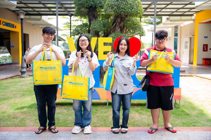 Tân sinh viên vượt ngàn cây số đến HUTECH nhập học 110