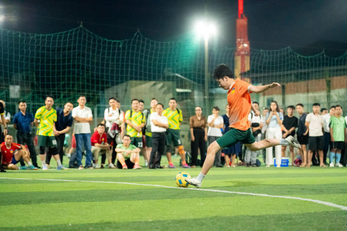 [Hội thao CB-GV-NV HUTECH 2025] Nảy lửa vòng Tứ kết bóng đá nam, 04 cái tên xuất sắc lộ diện vào Bán kết 22