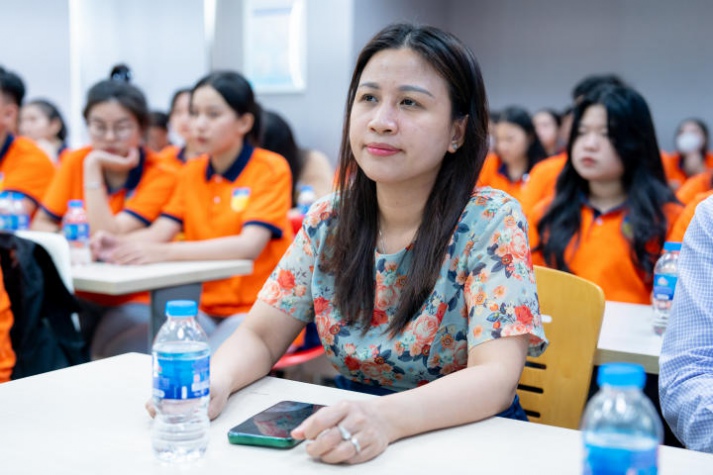 Sinh viên Khoa Tài chính - Thương mại tham quan thực tế tại Ngân hàng Woori Việt Nam 34