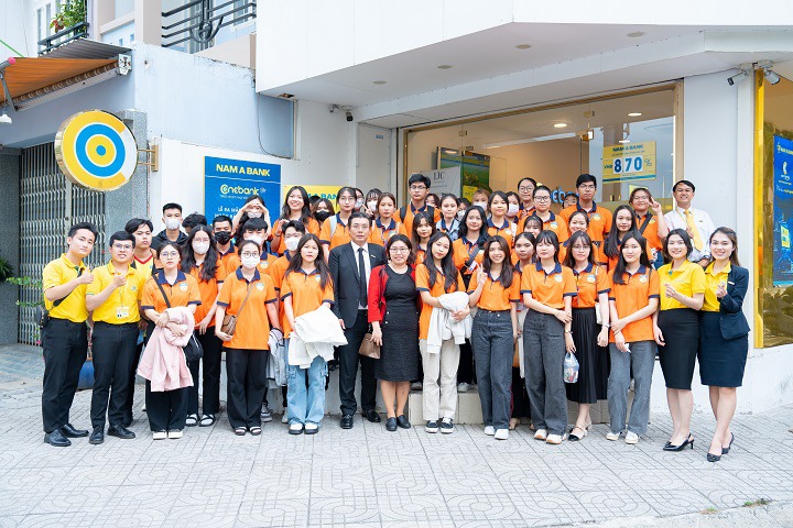 Sinh viên Khoa Tài chính - Thương mại trải nghiệm hệ sinh thái số ONEBANK tại Ngân hàng Nam Á Bank 131